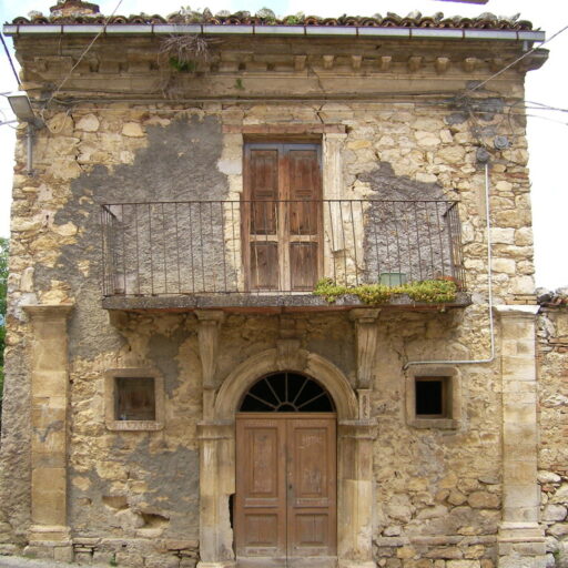 Facciata casa con portale - San Massimo